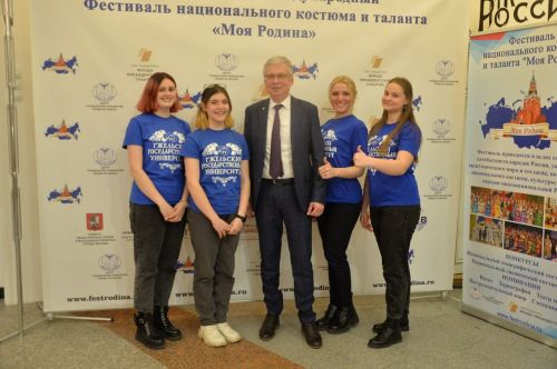 Ректор ГГУ Д.С. Сомов со студентами во время проведения фестиваля