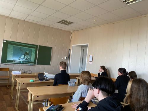 студенты 1 курса во время просмотра информационного видеоролика о первом полете человека в космос