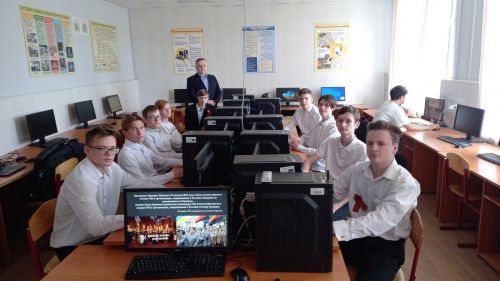 Студенты 1 курса группы ИСП-О-21 с куратором Зайковым А.С.