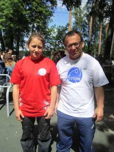 Студентка художественного отделения Валерия Шевченко и ее тренер,В. Д. Медведков, преподаватель кафедры физкультуры, доктор педагогических наук, профессор, мастер спорта СССР по самбо и дз