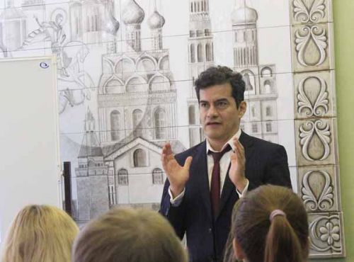Рубен Дарио Флорес, адъюнкт-профессор Национального университета Колумбии, министр-советник посольства Колумбии в РФ читает лекцию студентам ГГХПИ