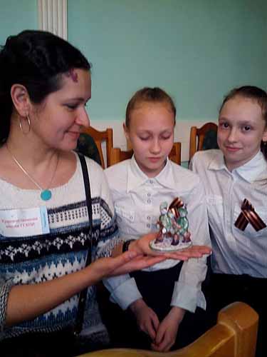 Директор детской художественной школы ГГХПИ Н.Б. Мичугина с воспитанницами