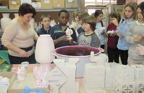 В мастерских института французские дети знакомятся с производством гжельского фарфора.