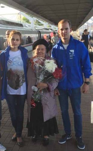 Фотография на память с ветераном Великой Отечественной войны. (Слева ___ Марина Орищенко)