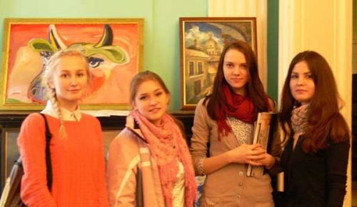 Студенты-факультета-декоративно-прикладного-искусства-и-дизайна-на-фоне-картин-Л.-Коган