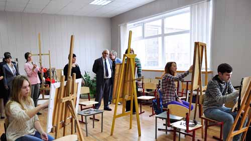 На занятиях живописи.