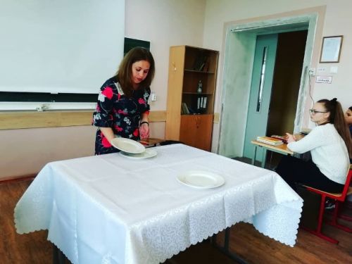 Преподаватель В.И. Зайцева демонстрирует основы сервировки