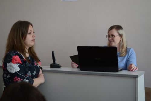 Преподаватели отделения сервиса и туризма В.И. Зайцева и М.В. Казакова проигрывают ситуационные задачи