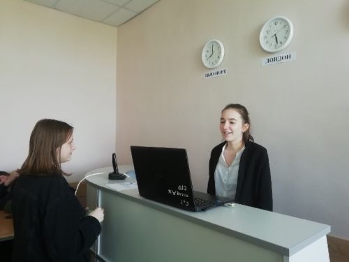 Студеньты 2 курса специальности Гостиничное дело отрабатывают навыки приема гостей