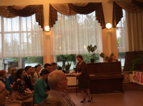 Фото 3 Поздравление выпускников и вручение подарков нач. организационно-правового отдела Администрации сельского поселения Гжельское  О.П. Сивовой