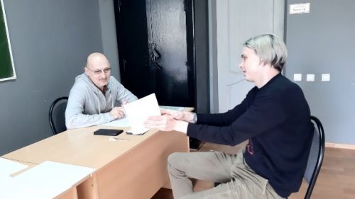 студент Паршуткин Михаил во время ответа экзаменационный билет преподавателю Р. А. Боботову