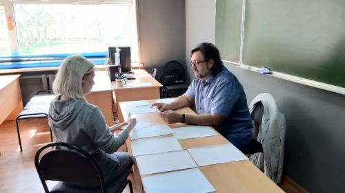 студенткаКузьмина Дарья во время ответа экзаменационный билет преподавателю А. В. Воронову