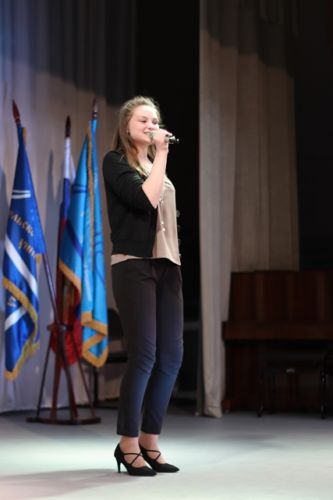 Насырова Алина на открытии Декады колледжа во время исполнения  Это песня простая