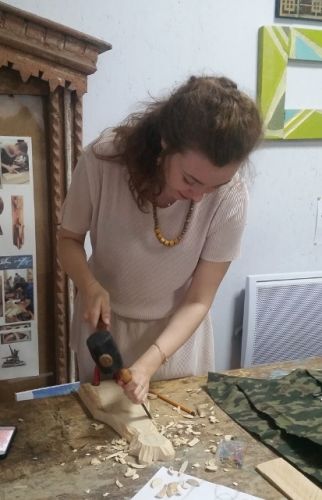на занятиях по художественной обработке материалов в мастерских по деревообработке