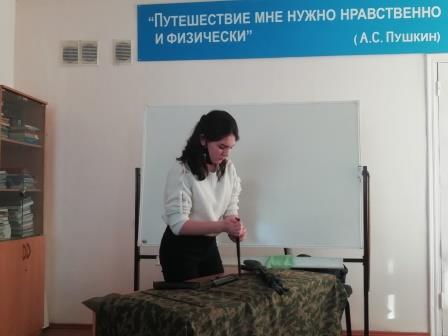 Алина Фролова выполняет задание