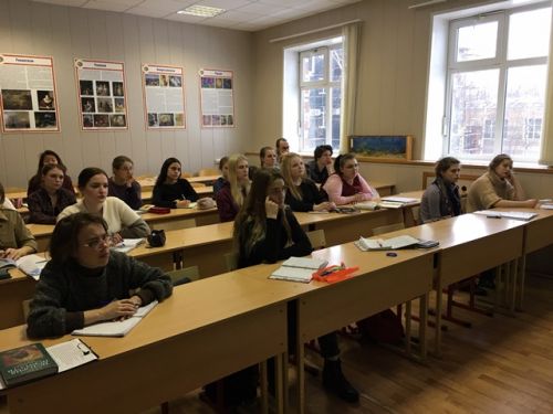 №2.Студенты во время лекции