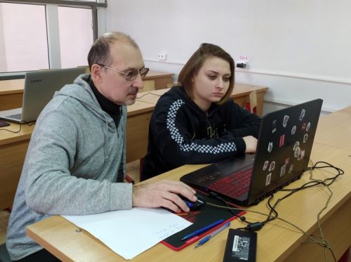 преподаватель Боботов Р. А. и студентка Фёдорова Анна на занятии