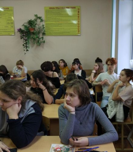 Студенты ДПИ-О-19 и ДПИ-О-18  на кураторском часе при просмотре презентации по теме  Профилактика употребления снюса.