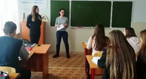 Сотрудники ТИЦ Раменское Виктория Александрова и Кристина Галичина на занятии у студентов отделения сервиса и туризма