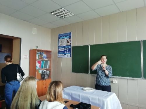 Преподаватель В.И. Зайцева объясняет особенности сервировки