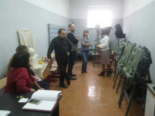 2.11.18.Скульптура.Обсуждение преподавателями кафедры работ студентов