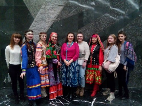 №2.Ирина Викторовна в окружении студентов и участников конкурса