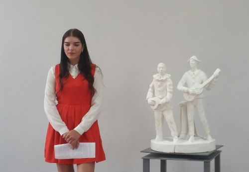 2 Нестерова Мария с работой Пьеро и Арлекин на защите ВКР