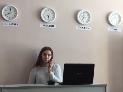 Гущина Полина отрабатывает процедуру бронирования за стойкой администратора