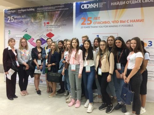 группа Т-О-18 на выставке