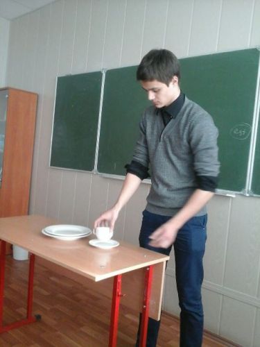 А. Смирнов выполняет сервировку