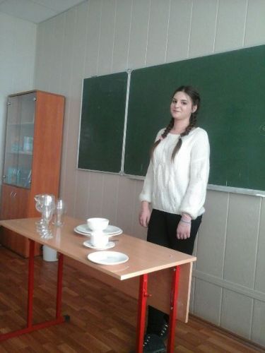 Д. Бачу сервировку закончила