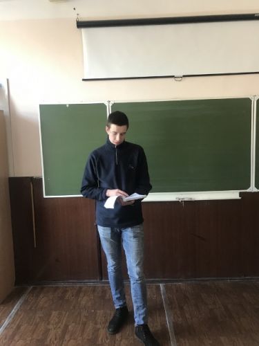 студент Соловьёв Егор во время доклада