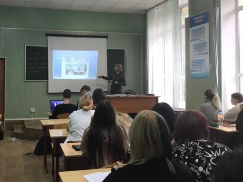 Преподаватель Т.В. Рейстерман объясняет матриал