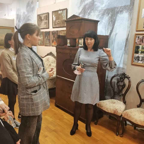 Экскурсию для участников конкурса по РИХМ проводит директор музея Л.А. Слизова