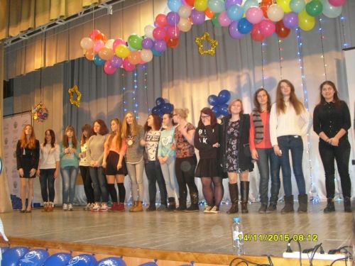 Первый выход на сцену.