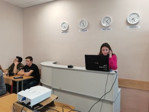 Полина Стрельчук выполняет практическое задание