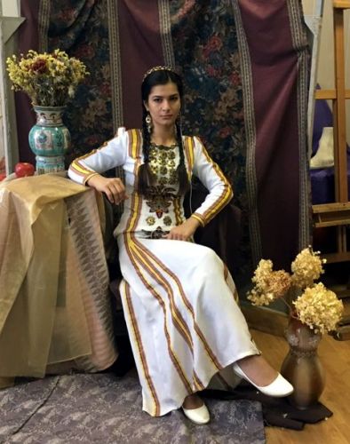 №3. Модель в народном костюме