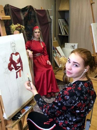 №2.Александра Паршина в процессе работы