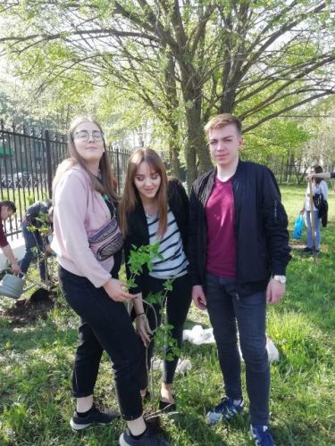 Студенты отделения сервиса и туризма сажают Сирень Победы