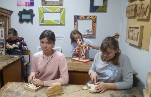 На занятиях по художественной обработке материала. Руководитель доцент Г.В. Дудникова.