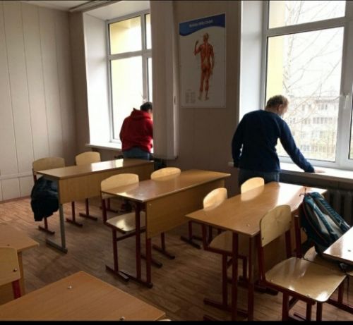 Студенты 2 курса ФК-О-19 уборка 402 аудитории