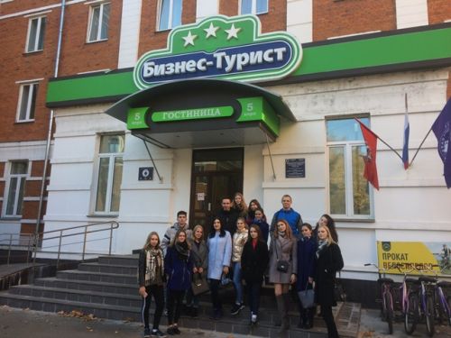 Вход в отель Турист
