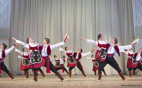 Выступает ансамбль имени Игоря Моисеева