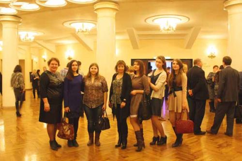 В фойе концертного зала