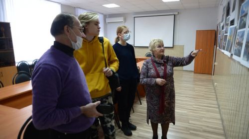 Ждвнова Н.С. Боботов Р.Аю со студентами НХТ-О-19 на выставе