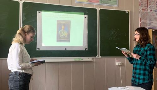 Александра Саликова и Екатерина Ягодина защищают презентацию на английском языке