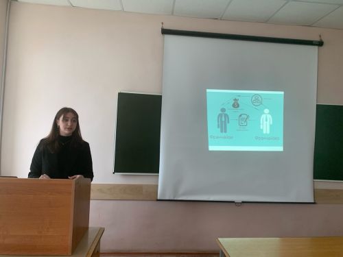 Аннв Алексеева выступает с докладом