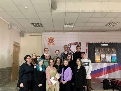 студенты группы НХТ-О-20, преподаватель Малютин Денис Евгеньевич с артистами после спектакля