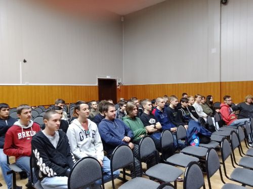 студенты группы СЗ-О-21 с преподавателем Воронцовой Е.Ю. во время просмотра этюдов на открытом занятии