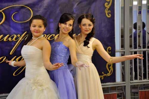 Участницы студенческого бала _Вихрь жизни молодой_
